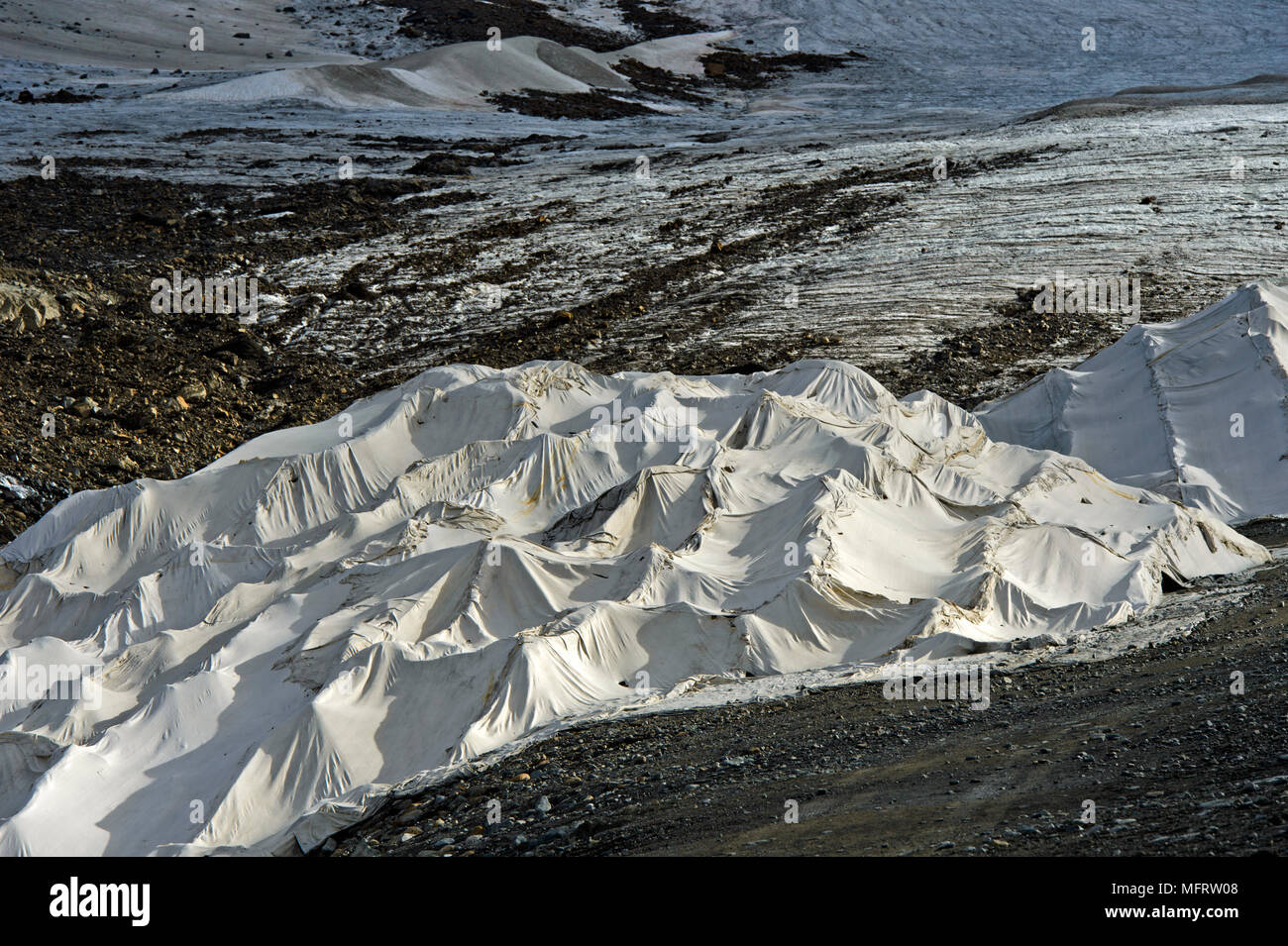 La copertura di ghiaccio del ghiacciaio bianco con vello in plastica per ridurre il ritiro del ghiacciaio in estate, zona sciistica Kaunertal Glacier Foto Stock