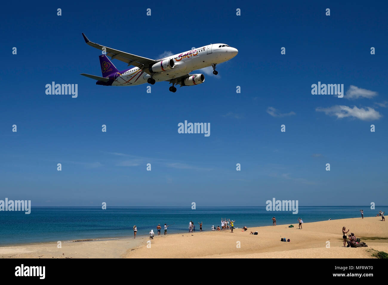 Aeroplano aria sorriso sbarco sulla spiaggia sabbiosa, Mai Kao Beach, Phuket, Tailandia Foto Stock