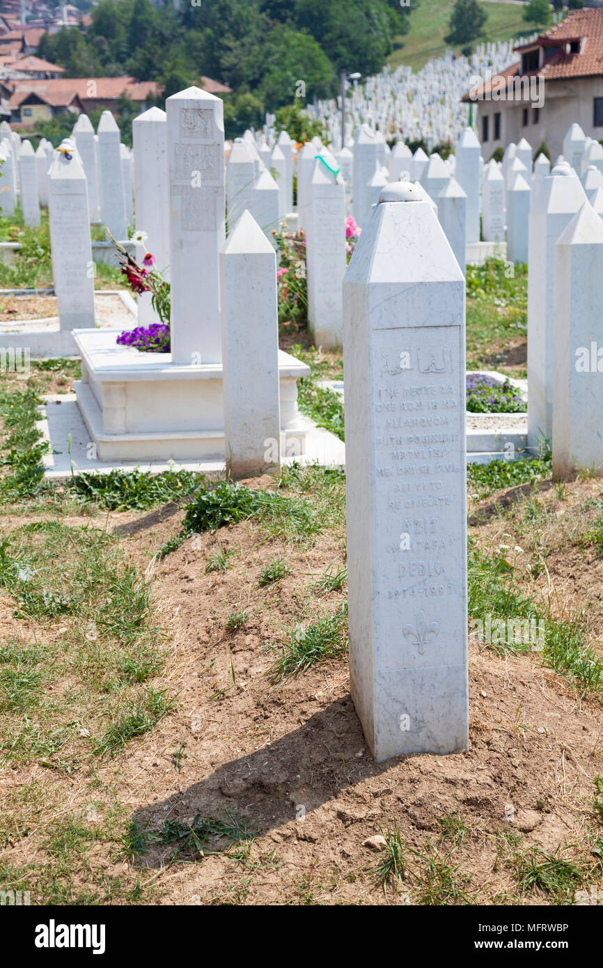 Tomba di pietre a dei martiri Memorial Cemetery Kovači a Sarajevo, Bosnia ed Erzegovina Foto Stock