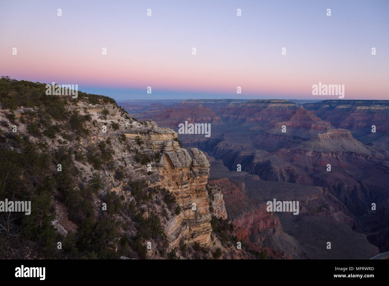 Il Grand Canyon prima del sorgere del sole come visto dal bordo Sud Foto Stock