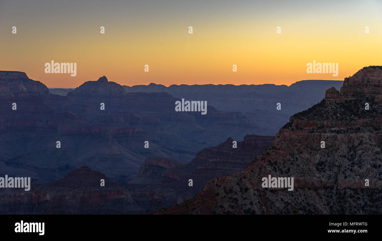 Il Grand Canyon prima del sorgere del sole come visto dal bordo Sud Foto Stock