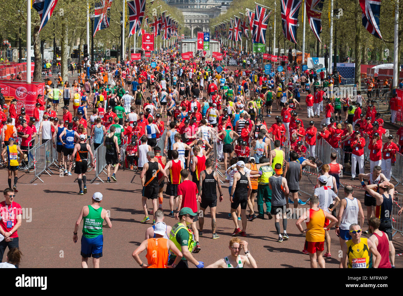 Il 22 aprile 2018. Finitura guide l'evento di massa al denaro VIRGIN LONDON MARATHON 2018 sul Mall. Foto Stock