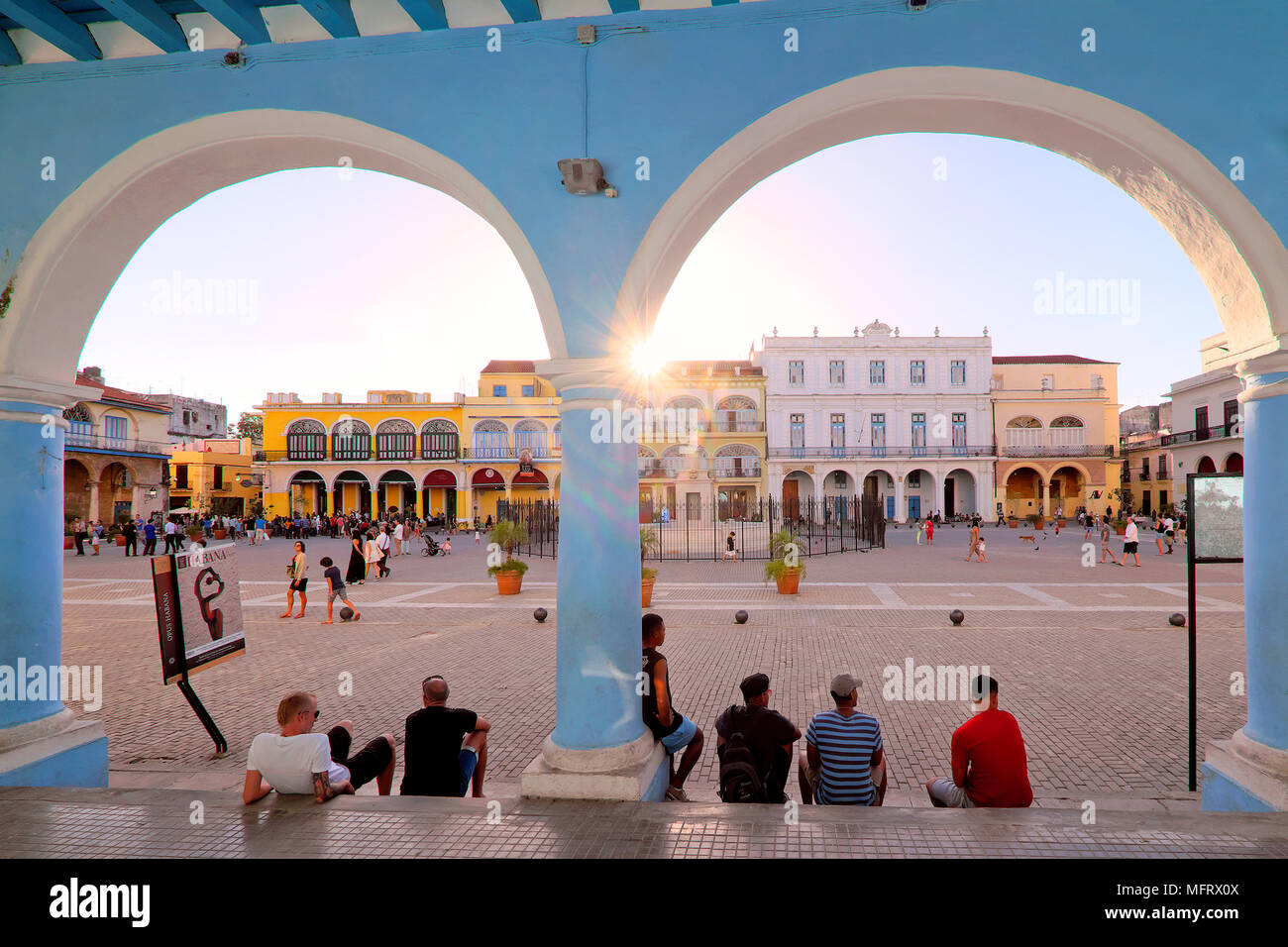 Tramonto sul colorati edifici coloniali su Plaza Vieja / Piazza Vecchia, Havana, Cuba Foto Stock