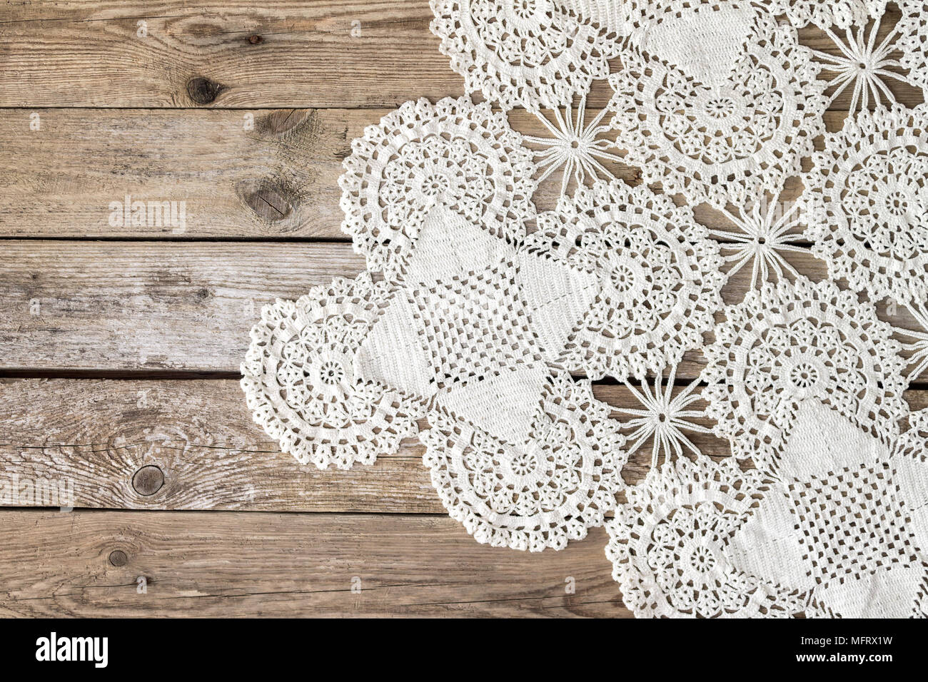 Tovaglia di pizzo sul vecchio sfondo di legno. Vista dall'alto. Foto Stock
