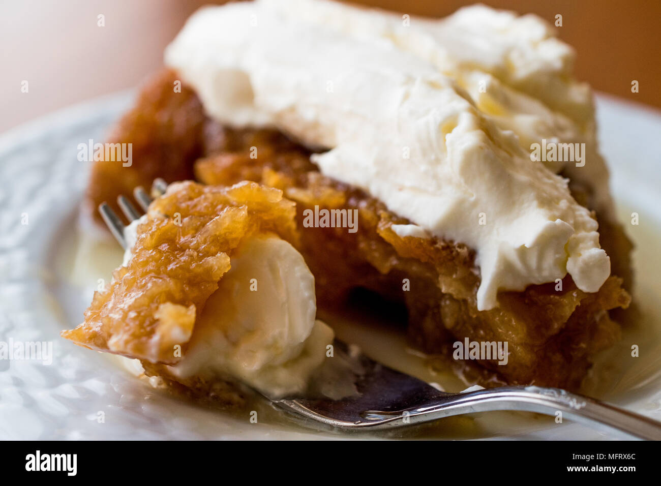 Dolce turco Ekmek Kadayifi / pudding di pane con crema. Dolce tradizionale Foto Stock