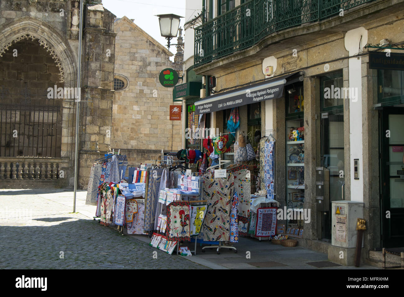 Dono store nel centro storico di Braga Portogallo ner a Sé de la cattedrale di Braga Foto Stock