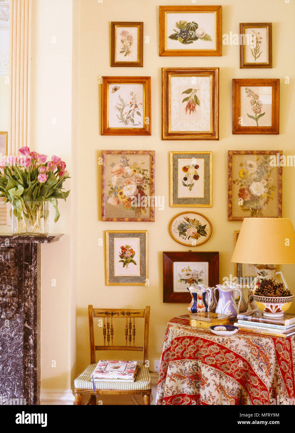 Un dettaglio di un colore giallo tradizionale salotto coperti da tavola raccolta di illustrazioni floreali caraffe in ceramica Foto Stock