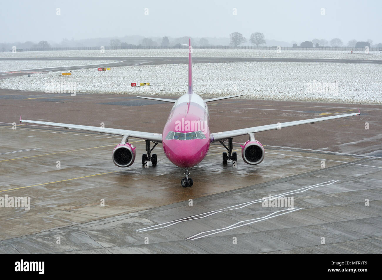 Wizz Air Jet all'Aeroporto di Luton, Bedfordshire, England, Regno Unito Foto Stock