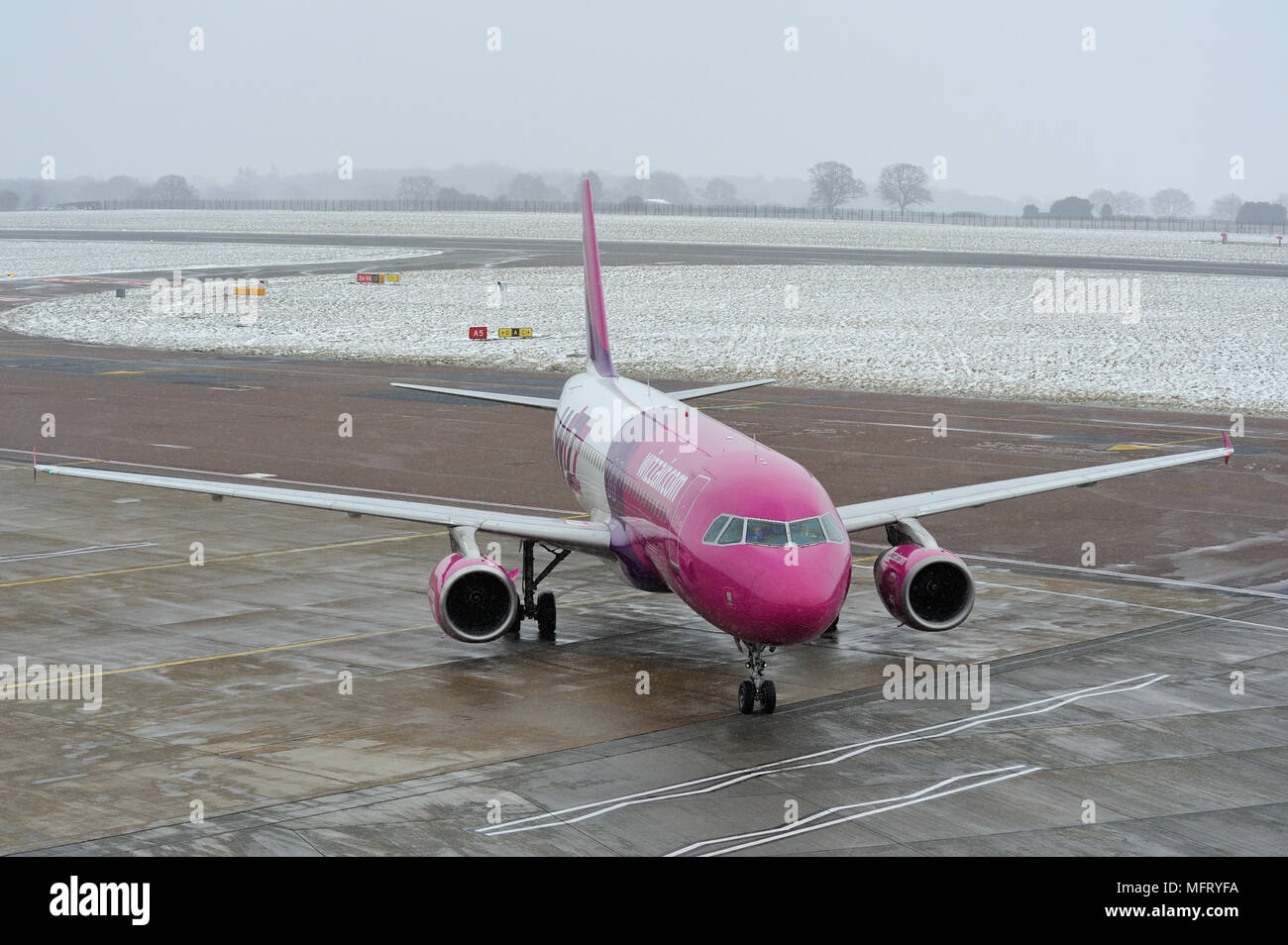 Wizz Air Jet all'Aeroporto di Luton, Bedfordshire, England, Regno Unito Foto Stock
