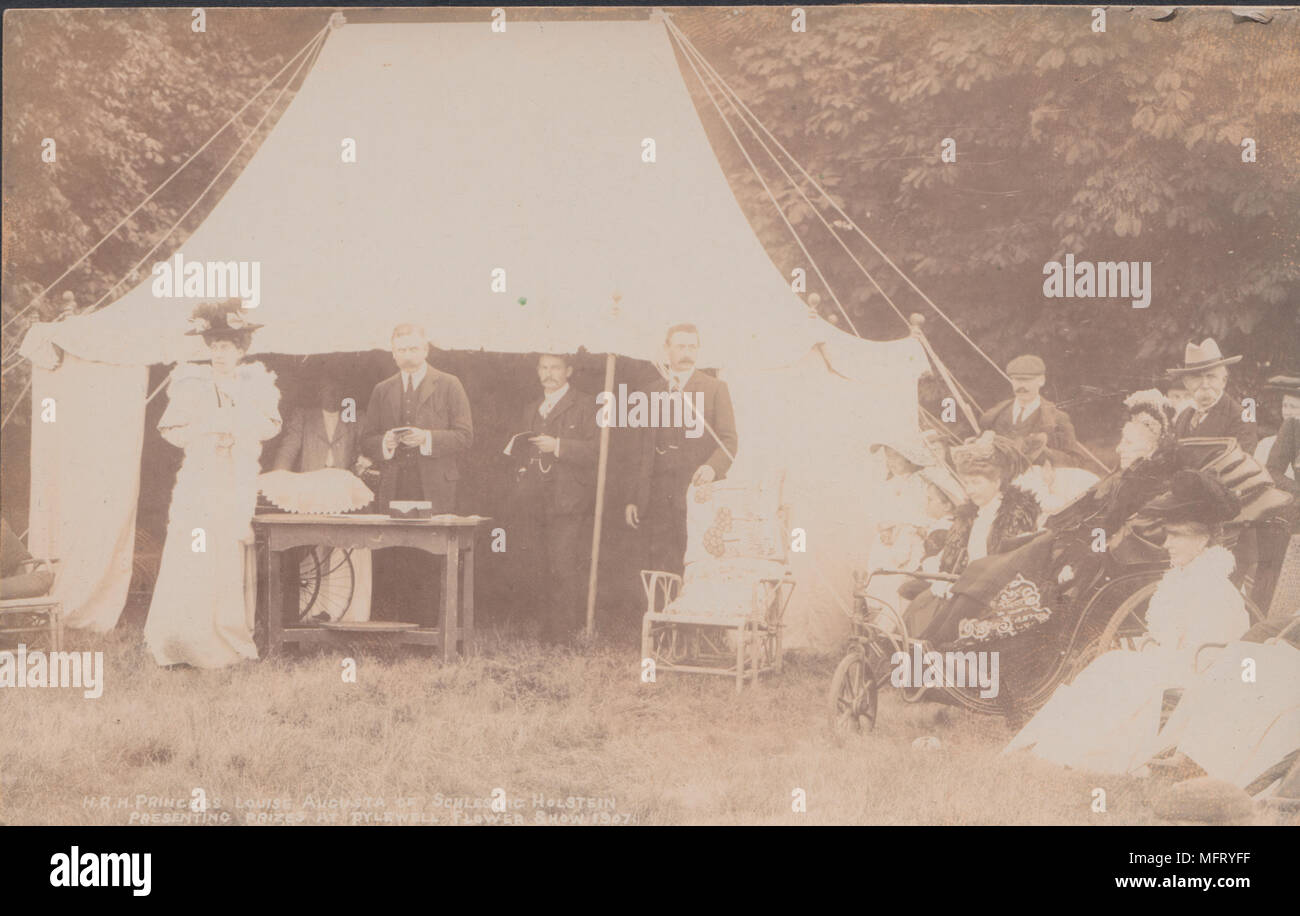 Vera Cartolina fotografica di H.R.H.Princess Louise Augusta di Schleswic Holstein presentando premi a Pylewell Flower Show nel 1907 Foto Stock