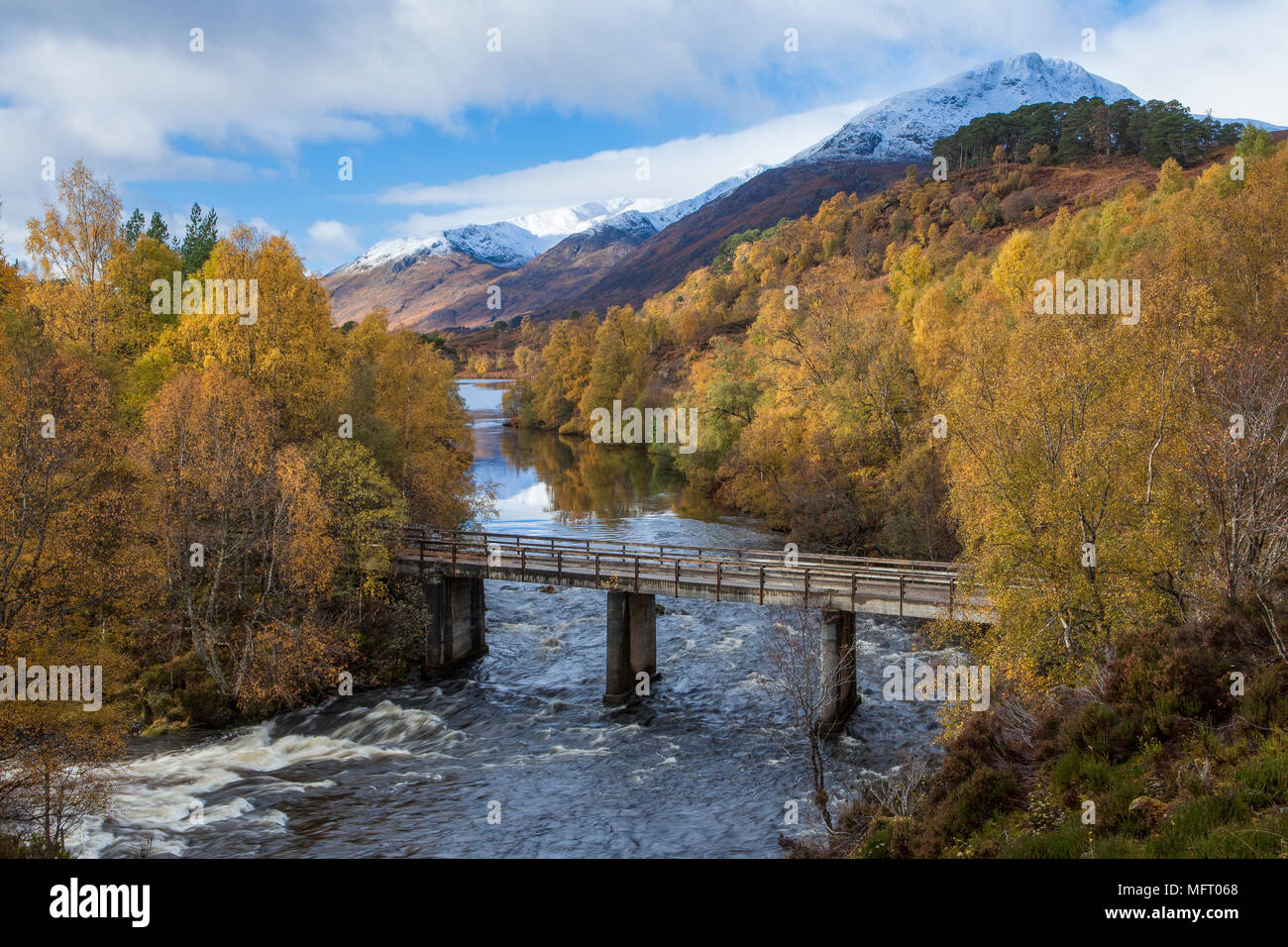 Guardando verso il Loch Affric dalla commissione forestale fiume Affric parcheggio in Glen Affric, Scotland, Regno Unito. Foto Stock