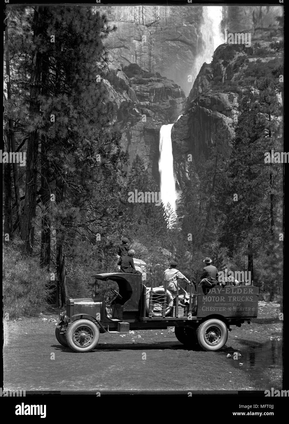 Visitatori touring alla nazione di Yosemite Park in California per visualizzare le cascate dal loro carrello. Immagine da 5x7 pollici bicchiere negativo, circa 1920. Foto Stock