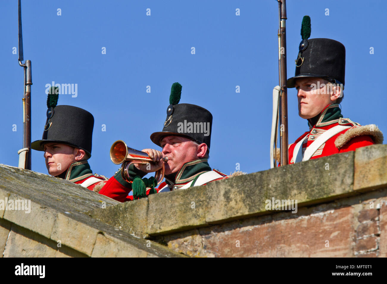 Re-enactors in uniforme da British redcoats, una riproduzione di un bugle Foto Stock