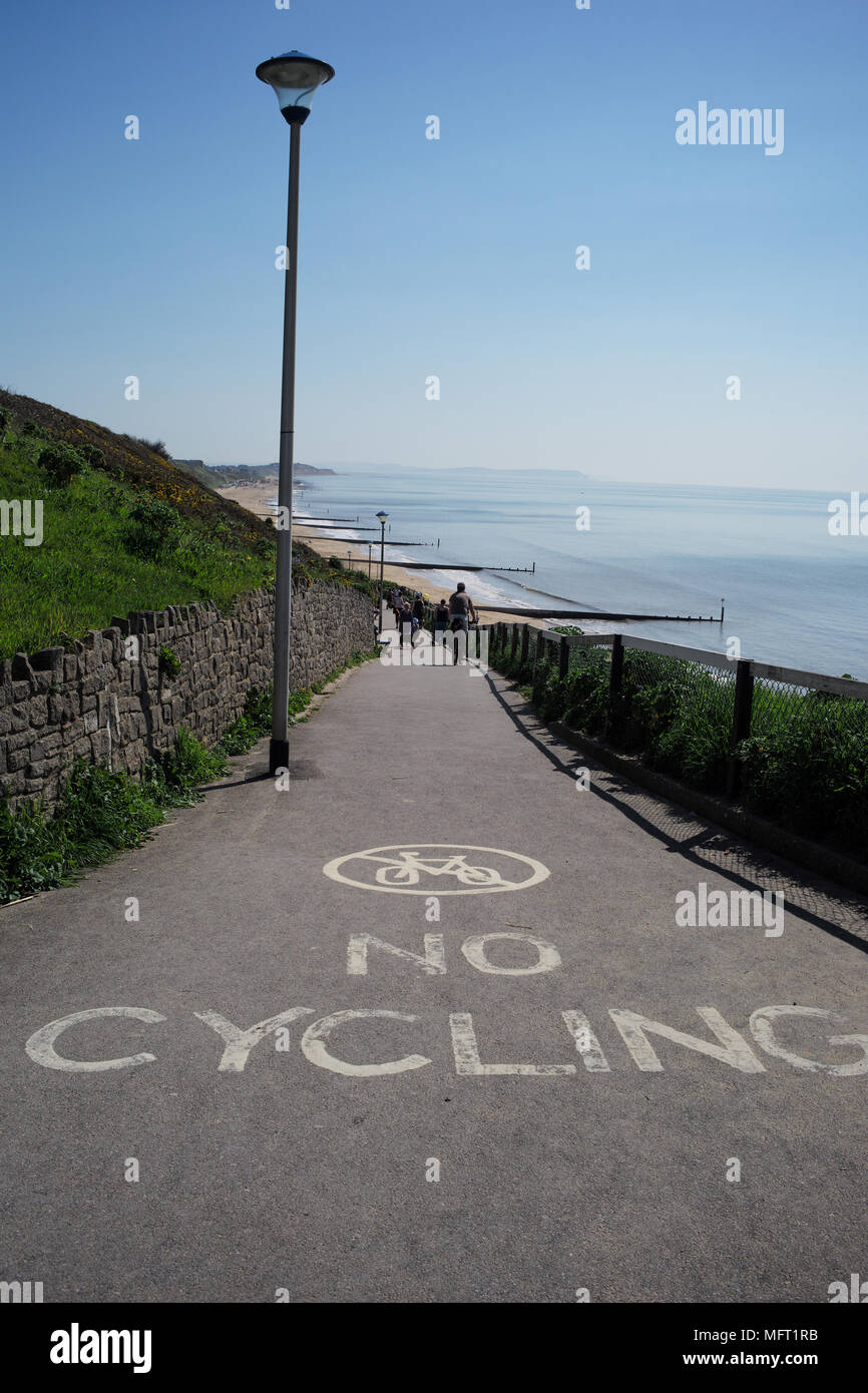Nessun avviso in bicicletta sul sentiero che conduce alla spiaggia di Enfield in Bournemouth con ciclista in sella a. Foto Stock