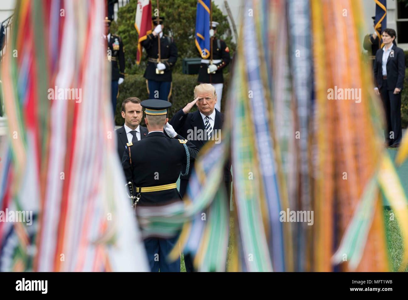 U.S presidente Donald Trump e il presidente francese Emmanuel Macron rivedere le truppe durante la solenne cerimonia di arrivo sul prato Sud della Casa Bianca Aprile 24, 2018 a Washington, DC. Macron è in visita di Stato a Washington la prima dal Presidente Trump ha preso l'ufficio. Foto Stock