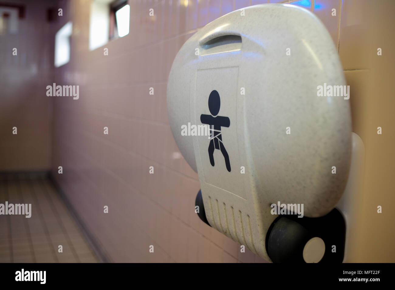 Un bambino pannolino stazione di cambio in un wc pubblico . Foto Stock