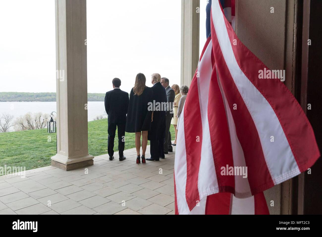 U.S presidente Donald Trump e la First Lady Melania Trump prendere in vista del fiume Potomac come ospite il presidente francese Emmanuel Macron e Brigitte Macron a Mount Vernon, la casa del presidente George Washington Aprile 23, 2018 in Mount Vernon, Virginia. Macron è in visita di Stato a Washington la prima dal Presidente Trump ha preso l'ufficio. Foto Stock