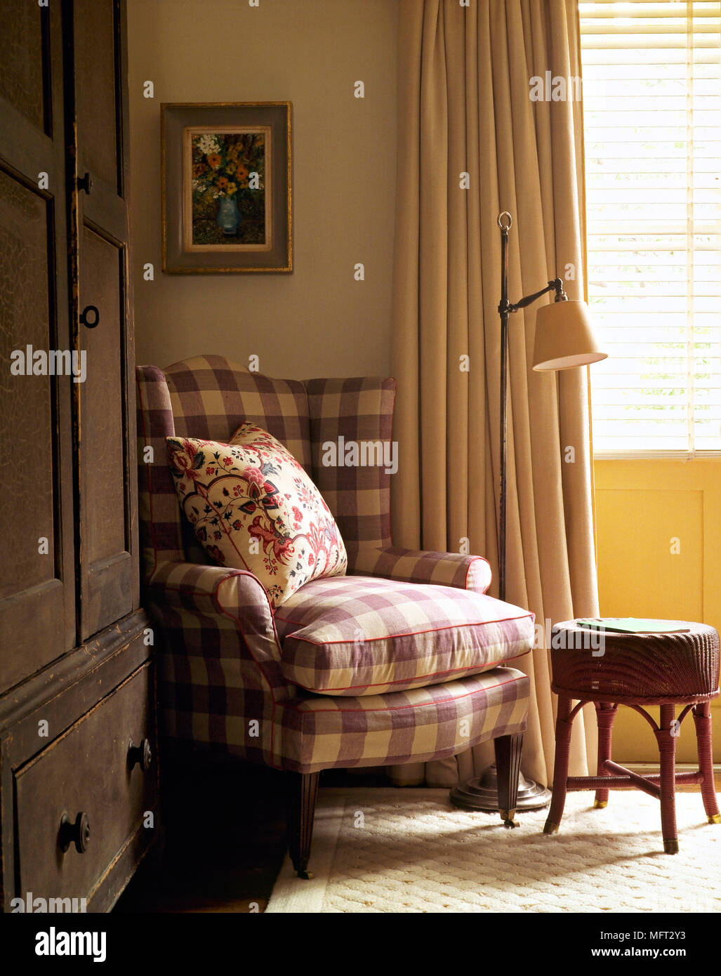 Tradizionale wingback imbottiti poltrona controllare sgabello in tessuto lampada da terra; gli interni dettaglio mobili arredi morbidi Foto Stock