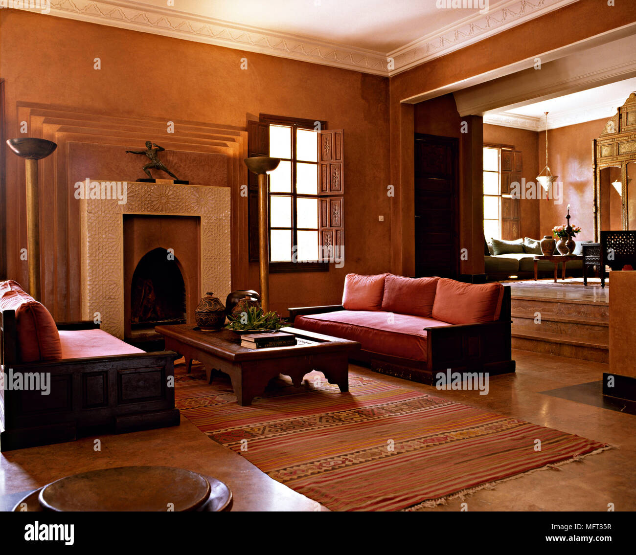 Hotel marocchini suite salotto camino tavolino divani interni camere hotel  Arabian arabo moresco ricco etnici tessuti di colori Foto stock - Alamy