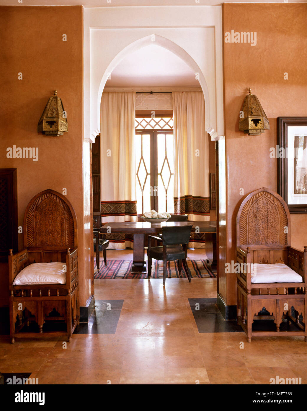 Marocchino suite hotel hotel interni camere arabo arabian etnica moresco colori ricchi di dettagli architetturali Foto Stock