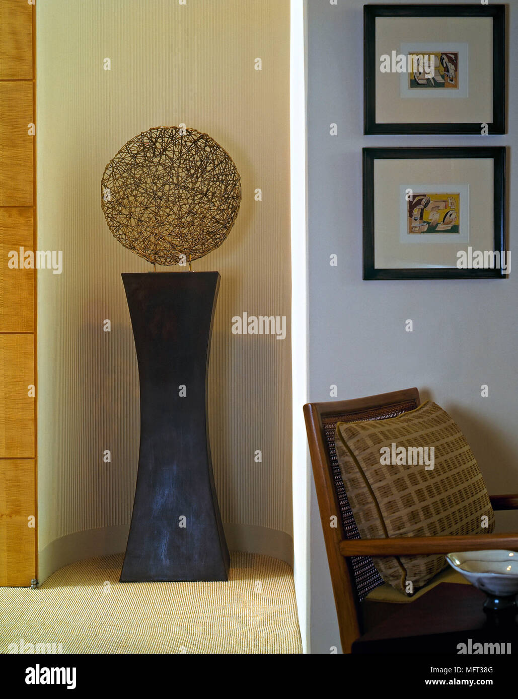 Scultura Moderna sul plinto di poltroncina in legno interiors sculture di  dettaglio Foto stock - Alamy