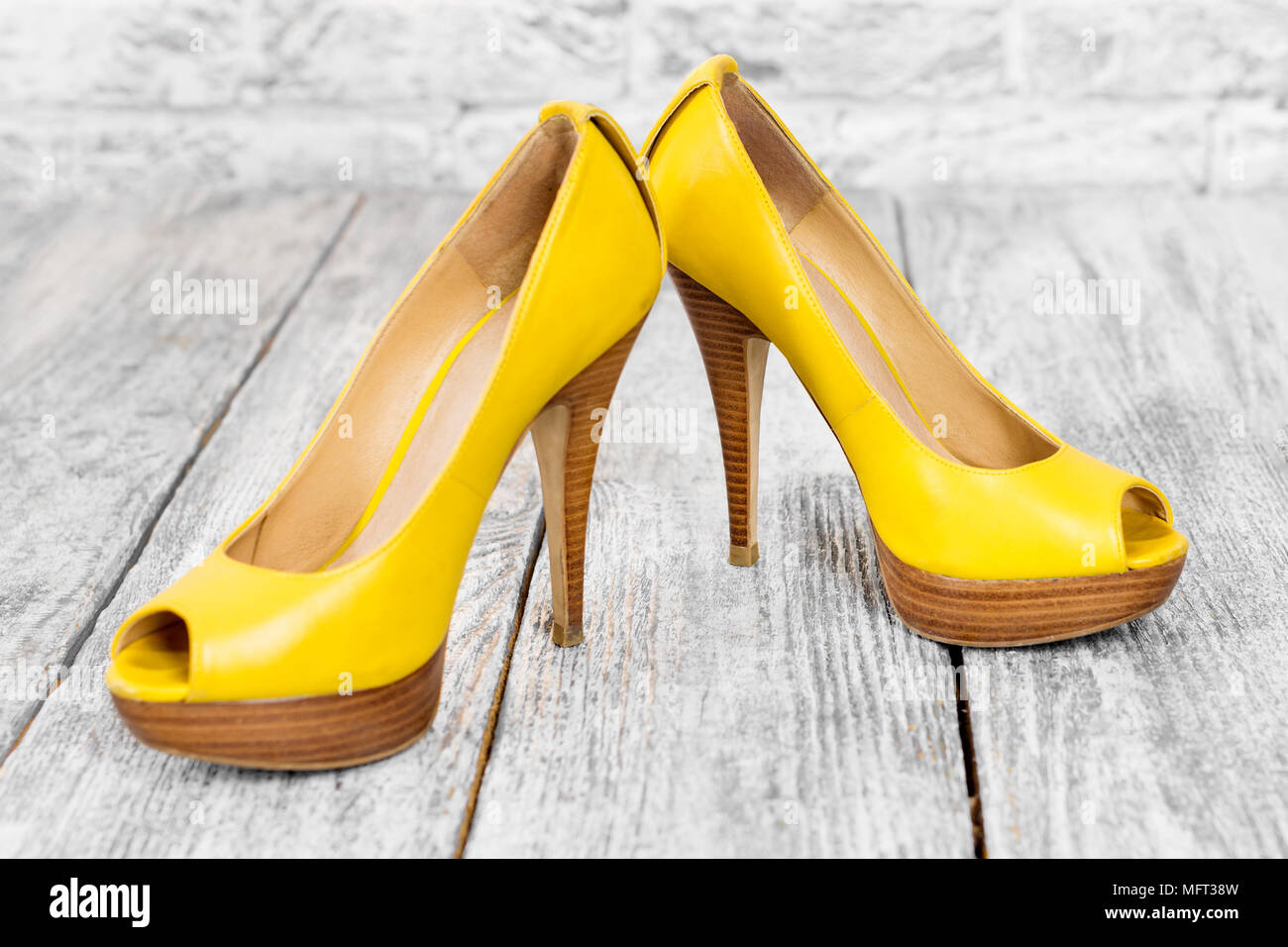 Coppia di scarpe da donna su un pavimento di legno. Tacchi alti, shopping e  vendita tema Foto stock - Alamy