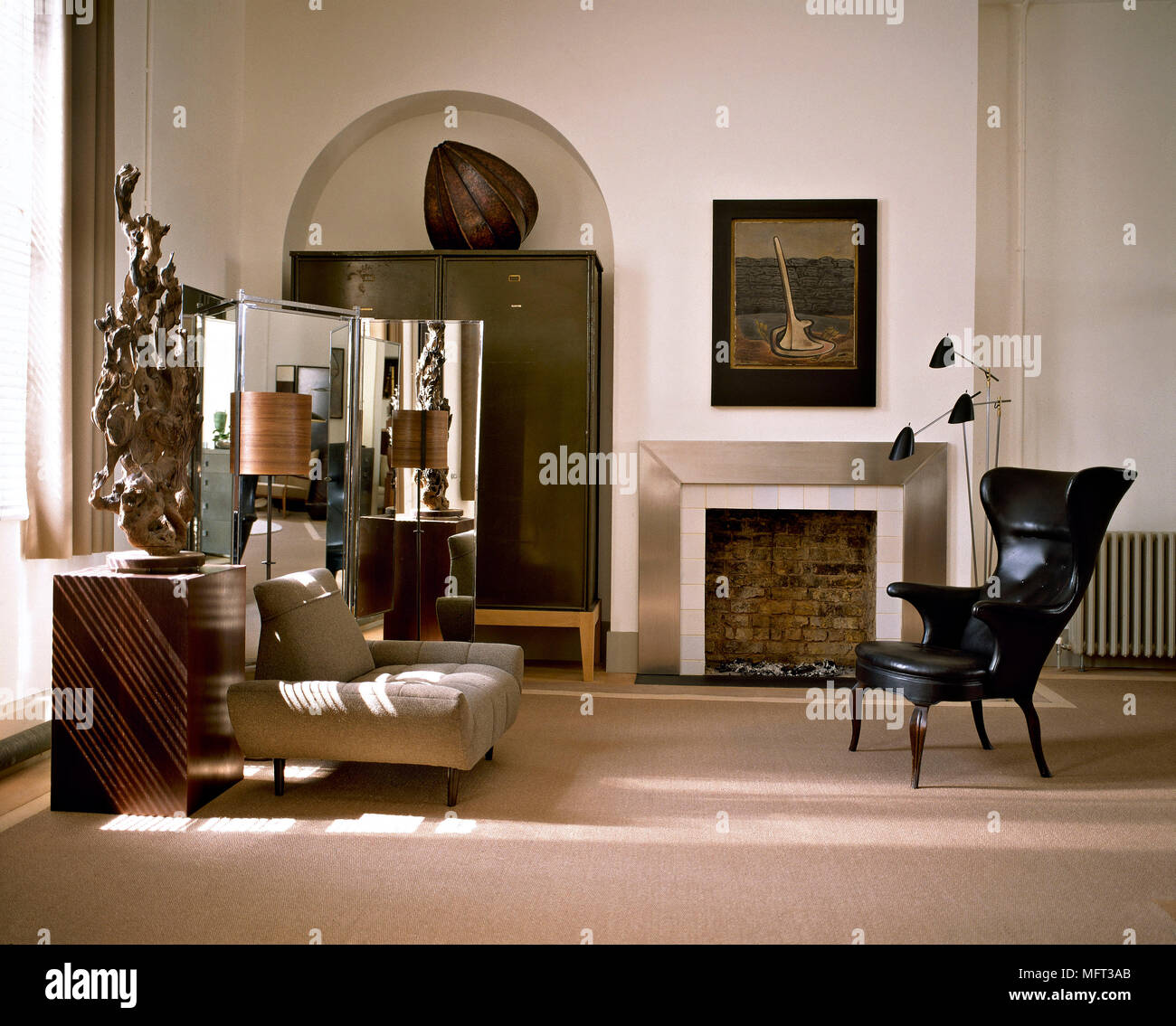 Neutro moderno salotto in pelle nera poltrona camino in metallo interni  surround dettaglio mobili moderni camini Foto stock - Alamy