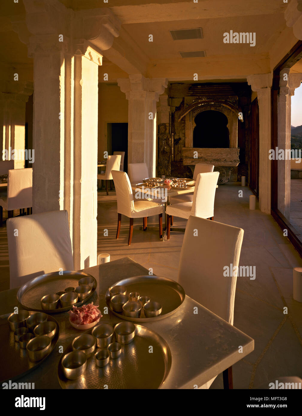 La sala da pranzo dell'hotel colonne in pietra tavoli sedie imbottite interni alberghi sale comuni i dettagli architettonici Foto Stock