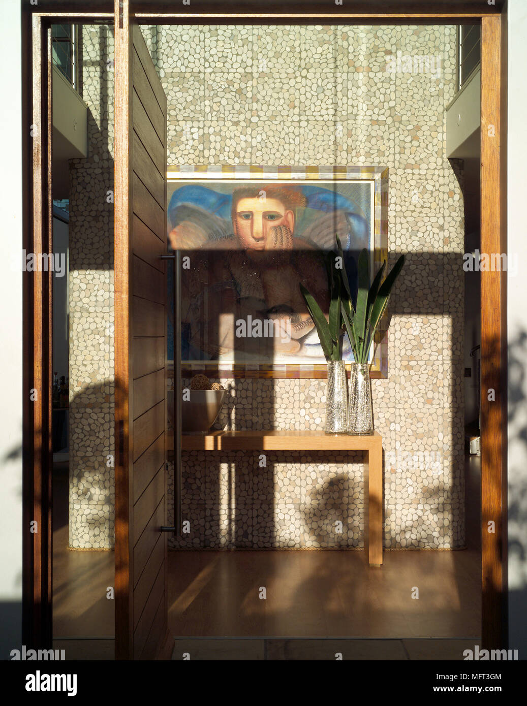 Ingresso corridoio pietra parete testurizzata il pannello di vetro semplice tabella vasi di vetro con fogliame pittura corridoi interni padiglioni ingressi ombre moderne sun Foto Stock