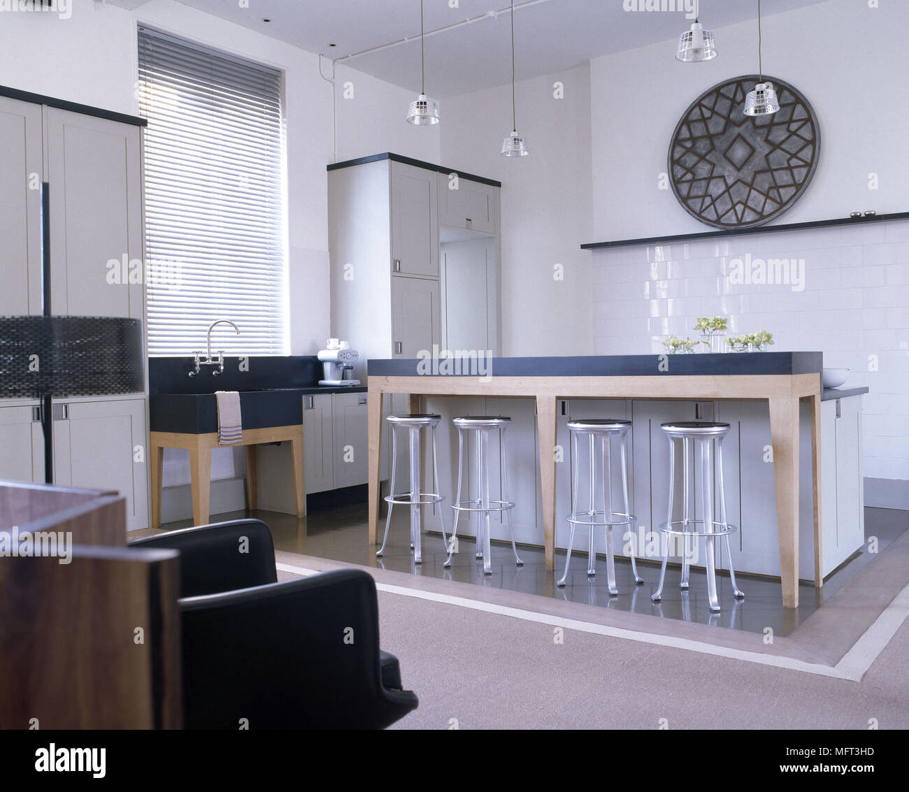 La colazione bar con sgabelli in cucina a pianta aperta e zona soggiorno in  Walham Grove home, REGNO UNITO Foto stock - Alamy