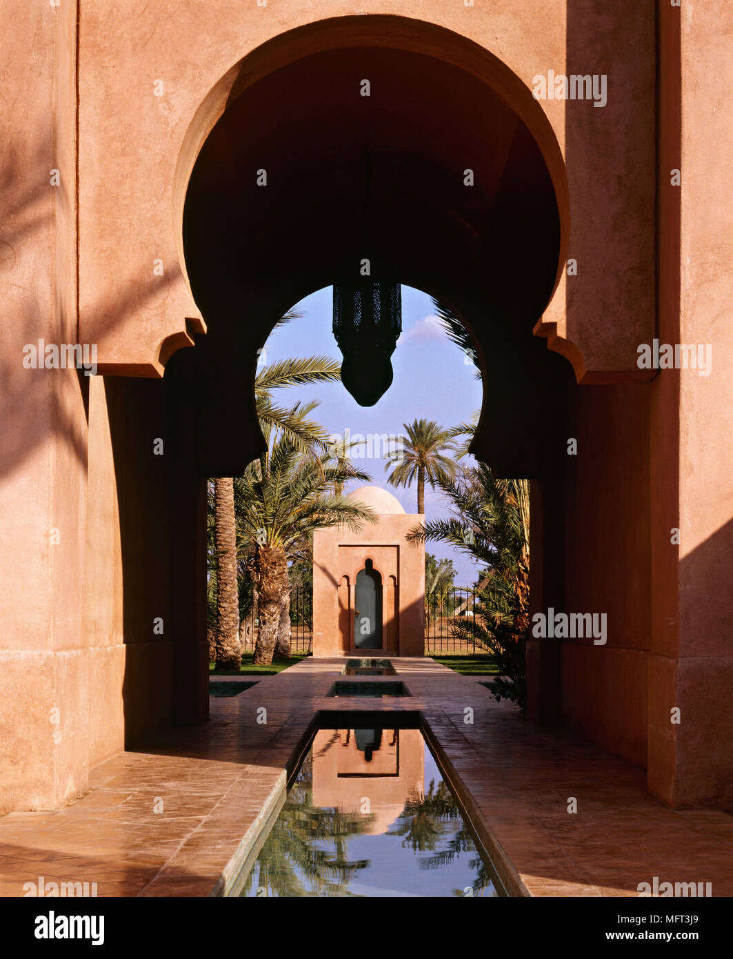 Esterno casa marocchina palme piscina di acqua esterni architettura arabo moresco arabico Foto Stock