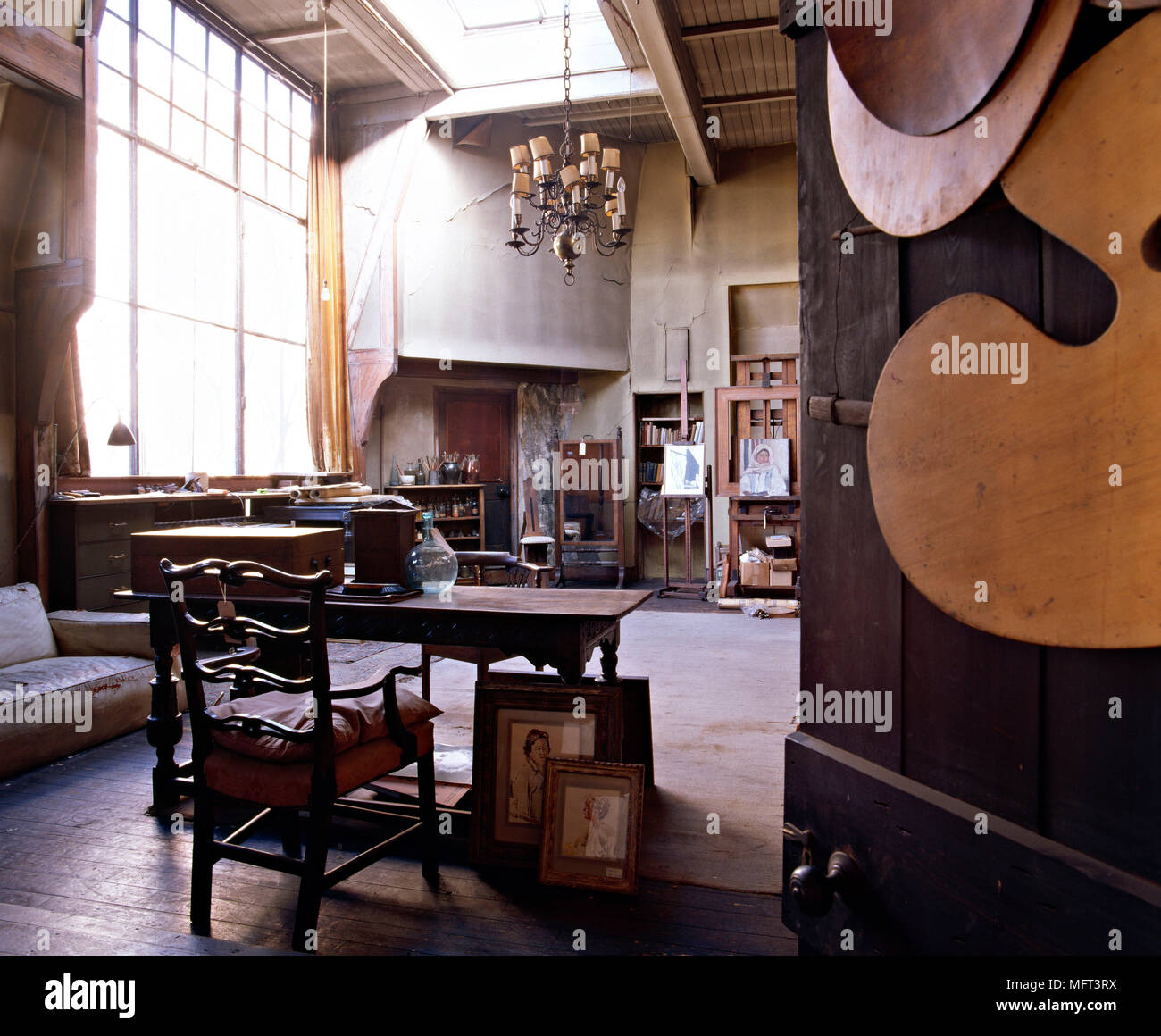 Artists Studio con un vecchio atmosfera tradizionale arte cavalletto materiali interni camere studios laboratori periodo spazi distressed indossato dispone di co Foto Stock