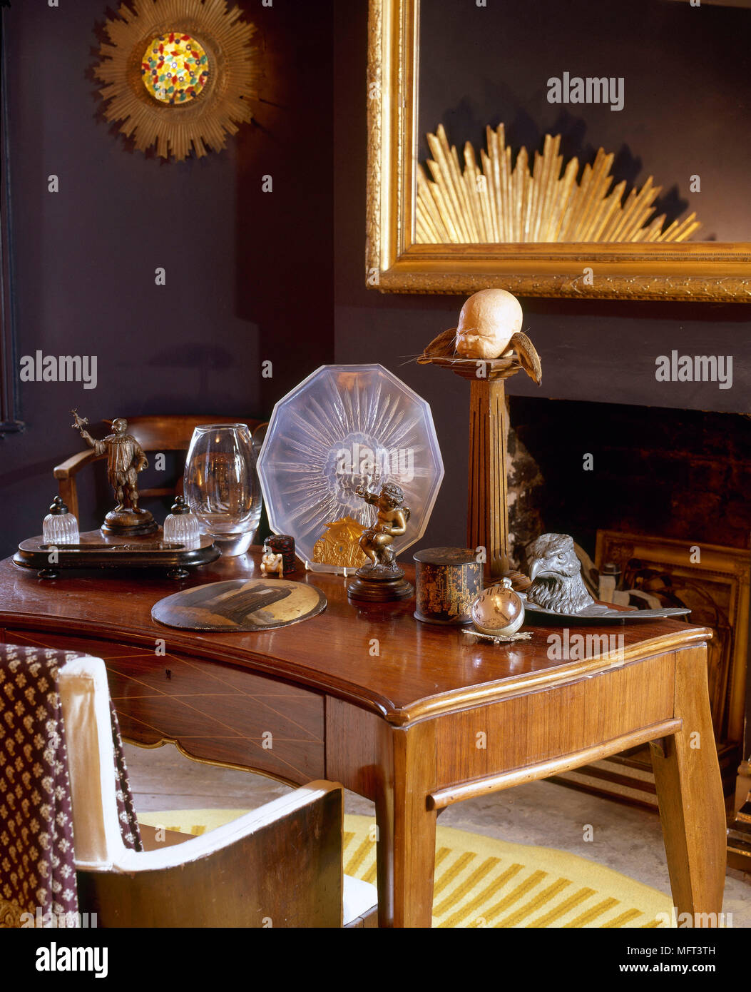 Art Deco medicazione oggetti per la tavola di ornamenti dorati interni  specchio dettaglio anni venti anni trenta Foto stock - Alamy
