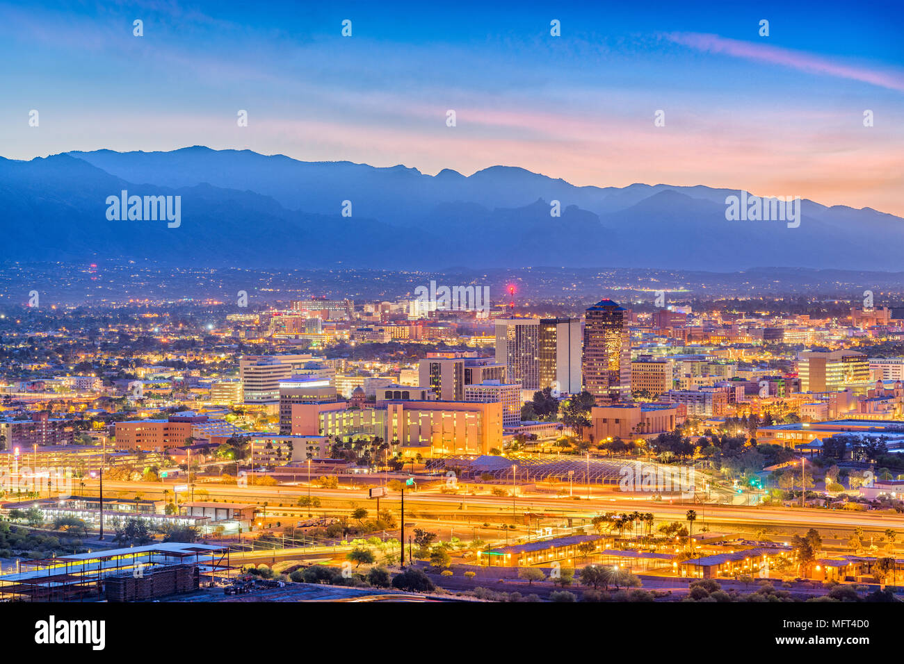 Tucson, Arizona, Stati Uniti d'America skyline del centro dal picco di sentinella all'alba. Foto Stock