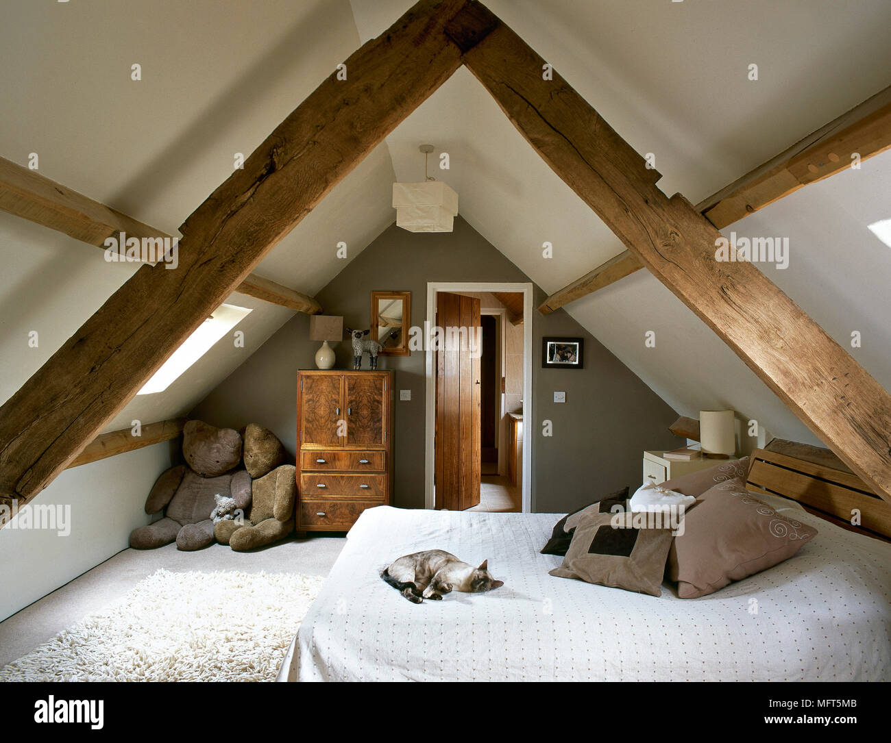 Mansarda Camera da letto con travi a vista. Foto Stock