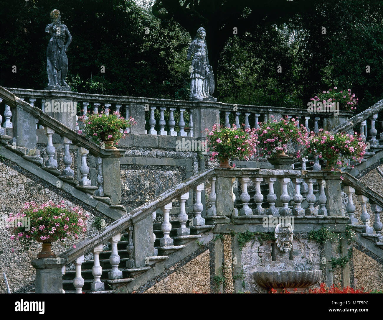 Un giardino all'italiana con gradini in pietra, statue, fontane e piante in vaso, Foto Stock