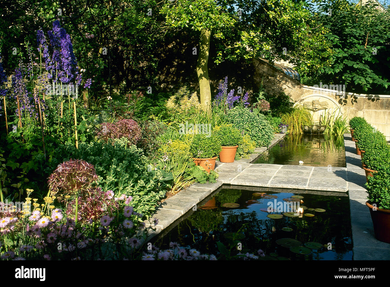 Un paese giardino con laghetto, fiore di confine, agganciati in vaso ... Giardino con laghetto