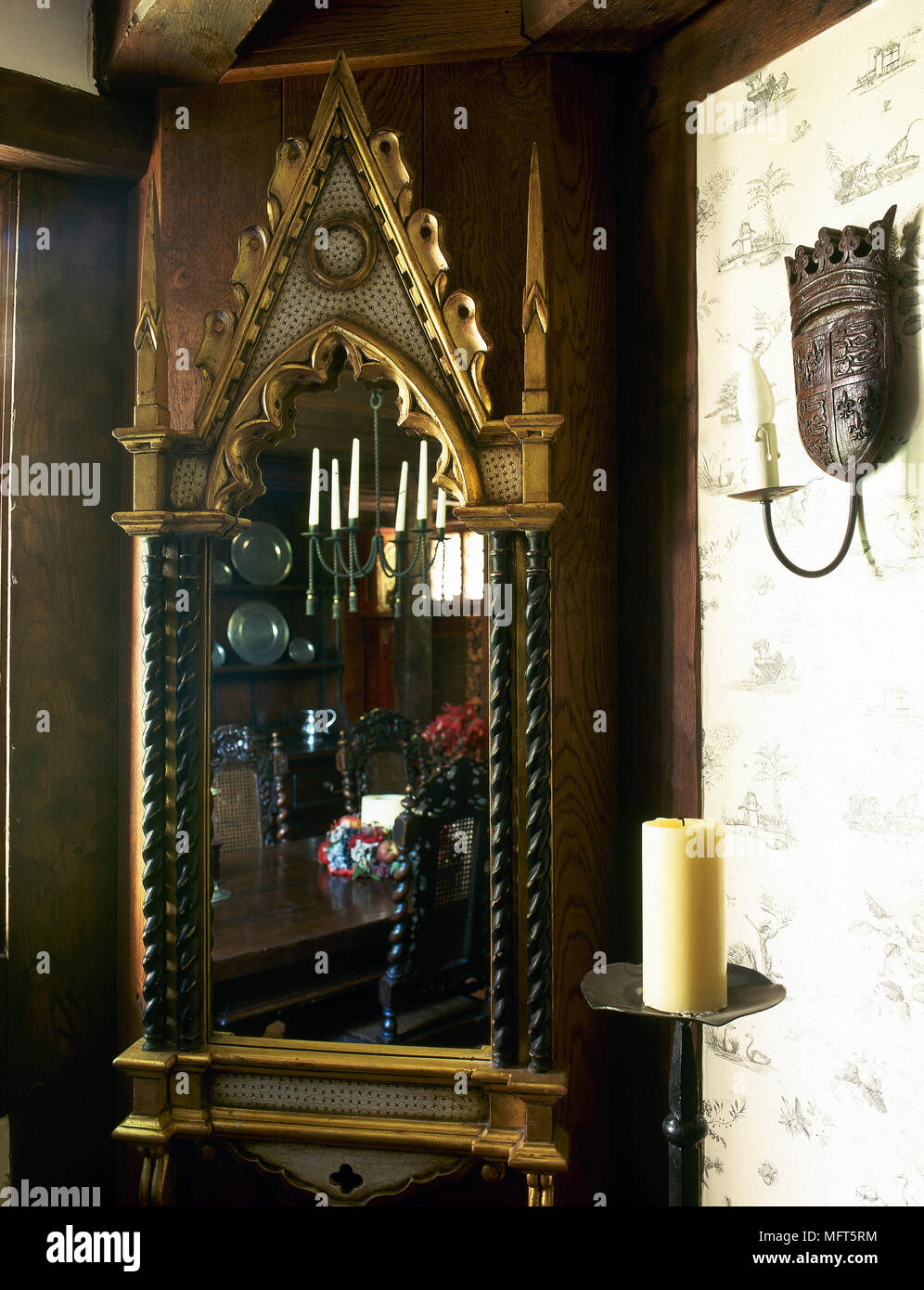 Un dettaglio di uno specchio in stile gotico, luce da parete Foto stock -  Alamy