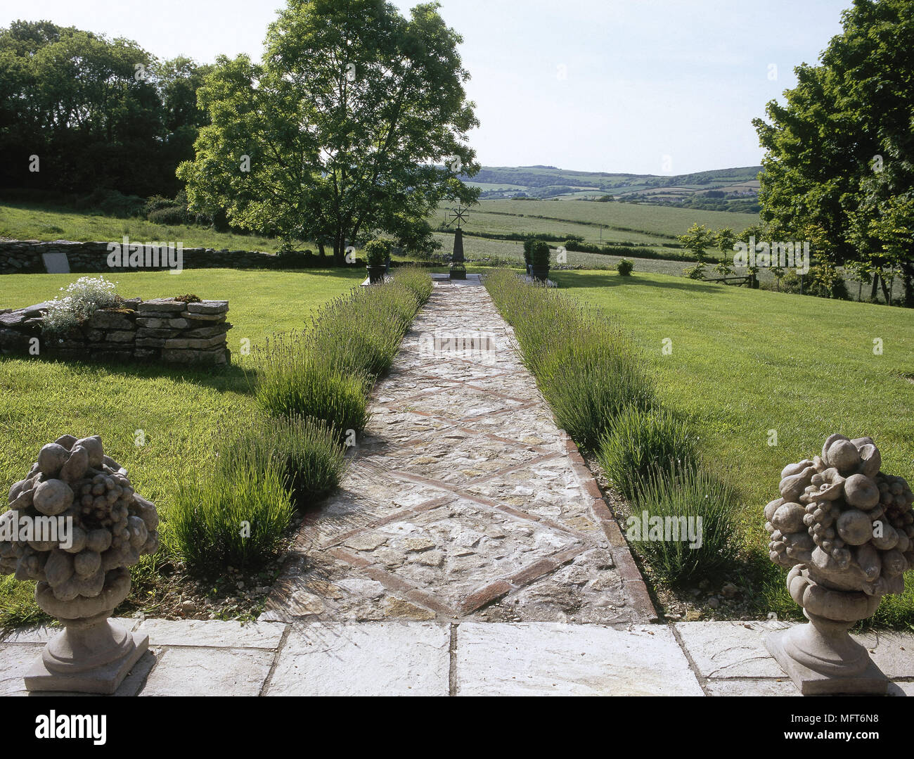 Country garden stone percorso prati vista di aperta campagna percorsi giardini Foto Stock