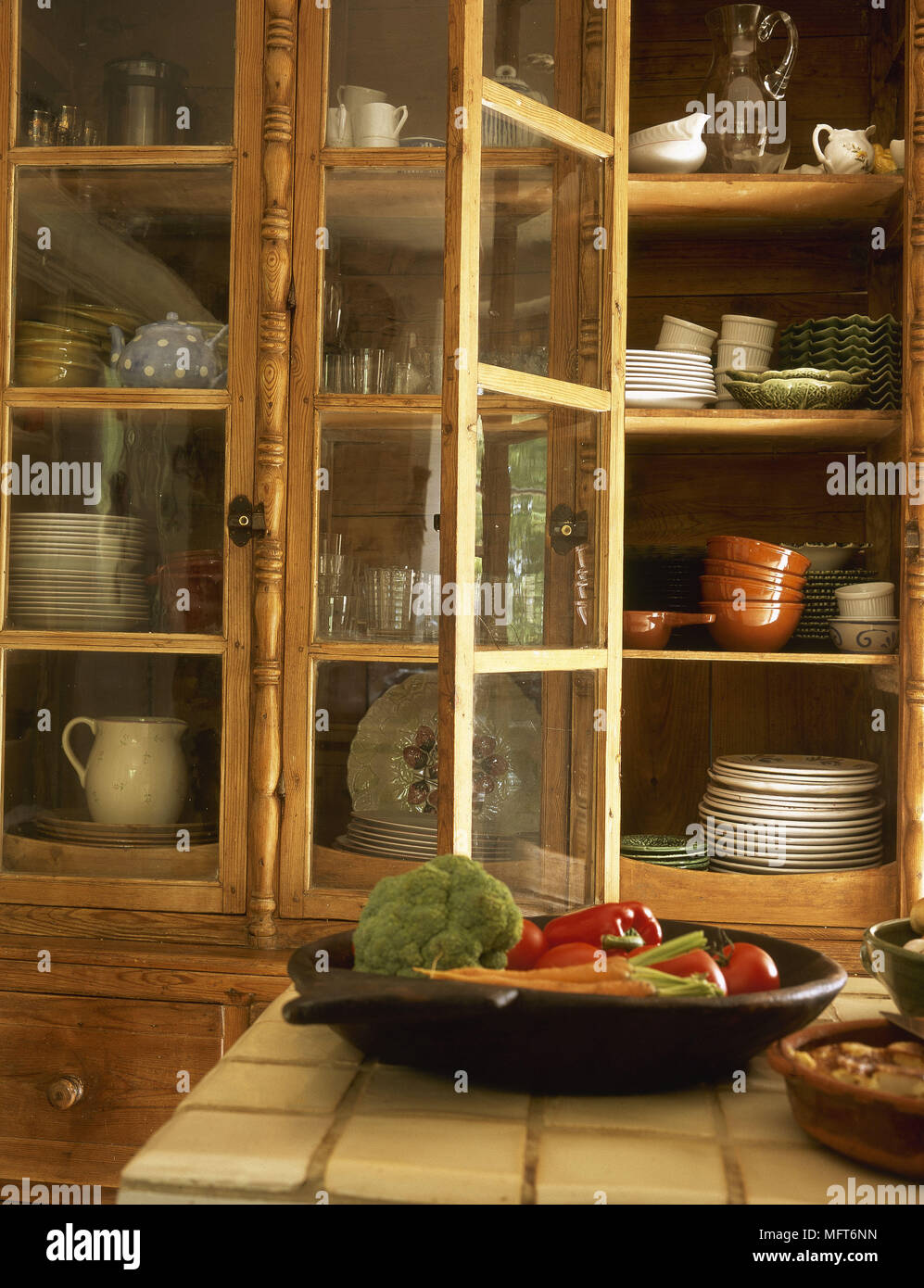 Cucina di paese dettaglio vetro frontale in vetrina piastrellate dei piani  di lavoro interni Stoviglie Cucina Stoviglie di archiviazione Foto stock -  Alamy