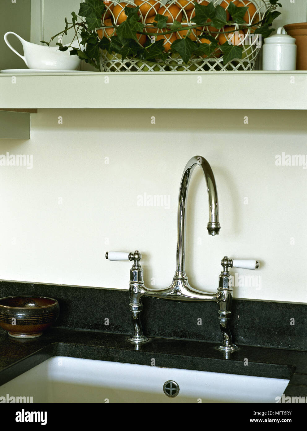 Cucina particolare di butler lavandino con rubinetto curvo Foto Stock