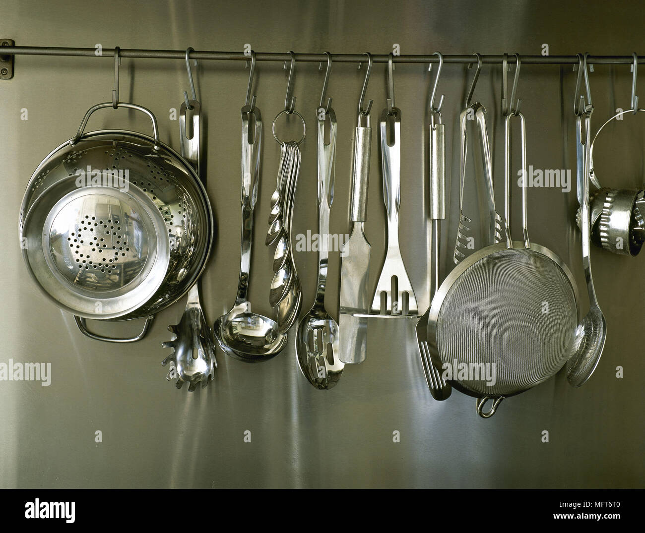 Cucina particolare di acciaio inossidabile splashback e utensili da appendere Foto Stock
