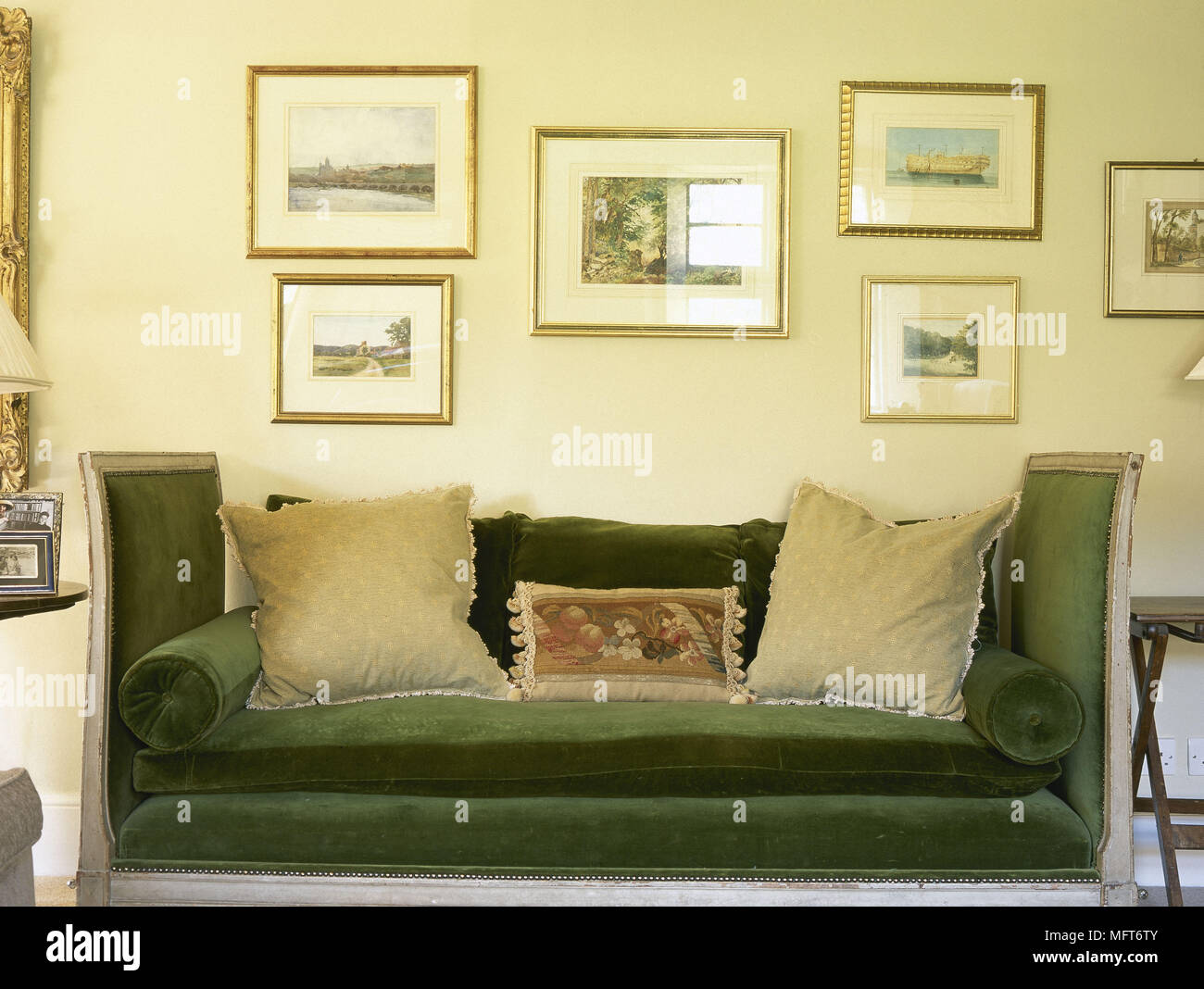 Verde tradizionali divani imbottiti cuscini collezione di dipinti di  paesaggi interni dettaglio mobili d epoca divano rafforza Foto stock - Alamy