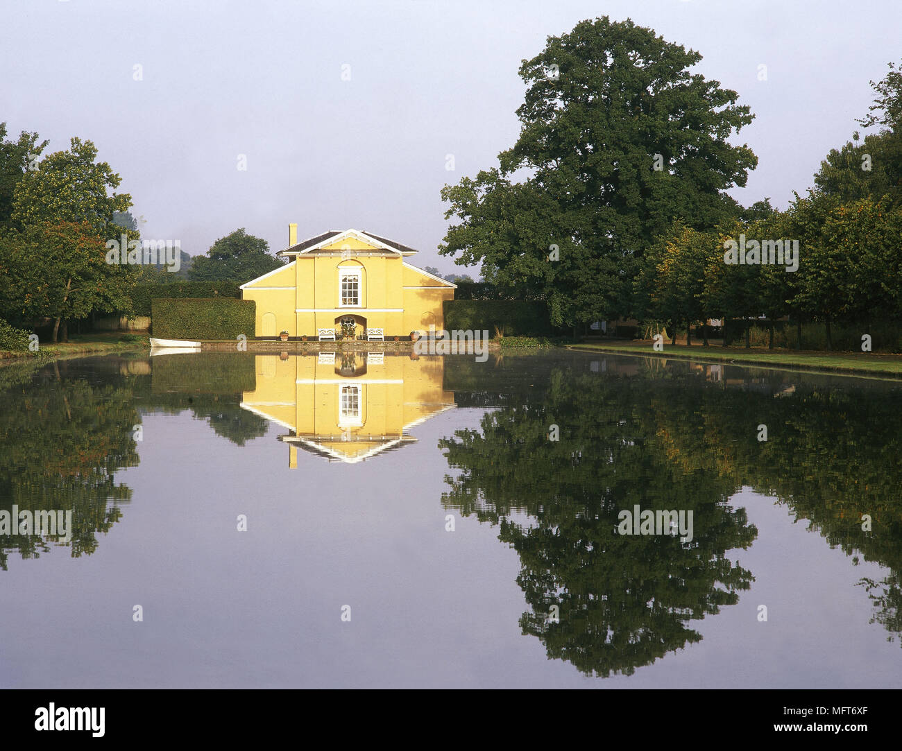 Esterno il grand paese casa sul lago esterni case in stile classico di riflessione dei laghi Foto Stock