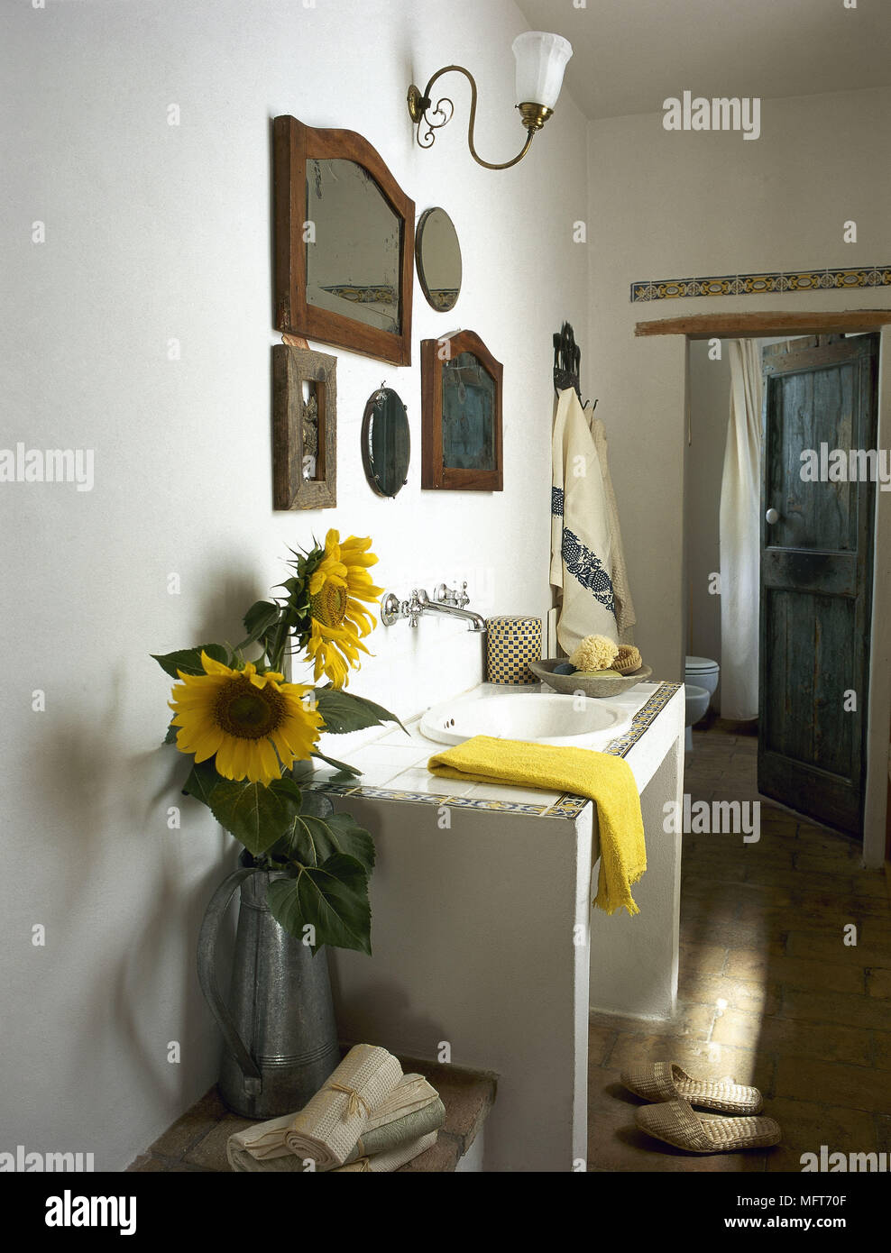 Paese rustico bagno lavandino in ceramica circondano interni bagni lavelli Foto Stock