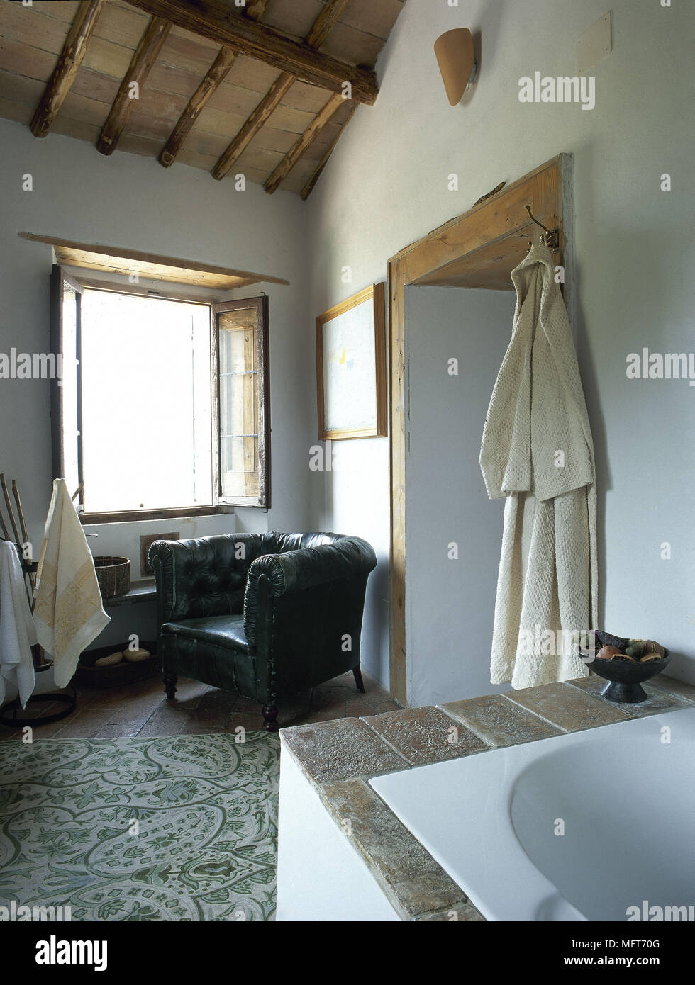 Paese rustico bagno travi a soffitto lavabo in ceramica circondano interni bagni Foto Stock