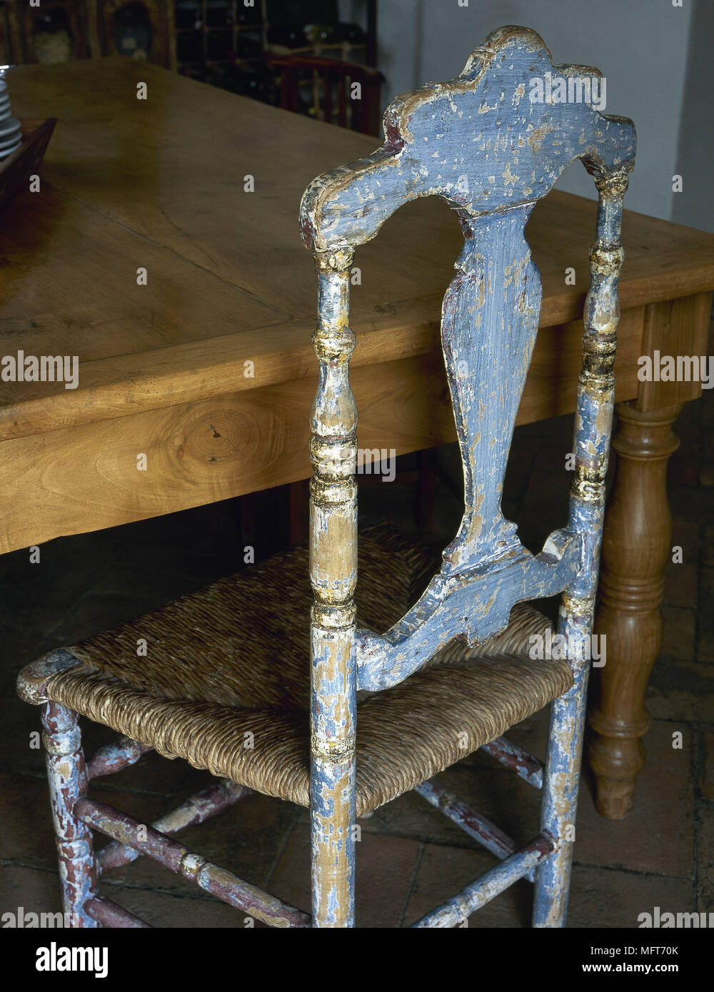 Tavola in legno rustico dipinti distressed sedia tessuto sedile rush dettaglio interni mobili rustici Foto Stock