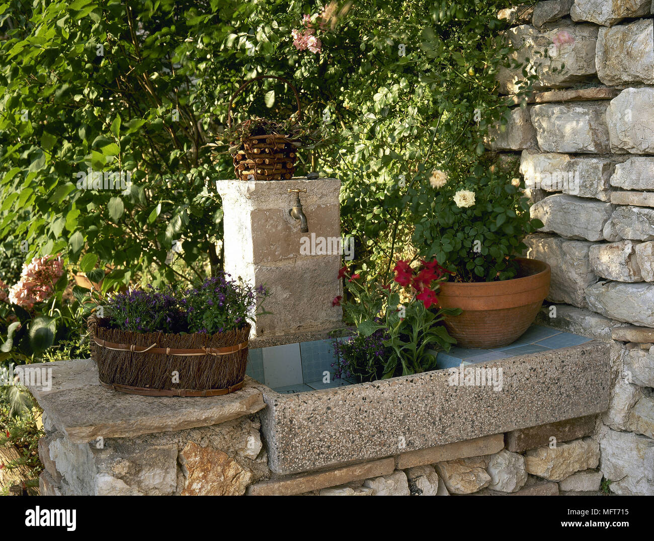 Pietra Grezza al di fuori acqua lavandino tocca all'aperto abbeveratoi Foto Stock