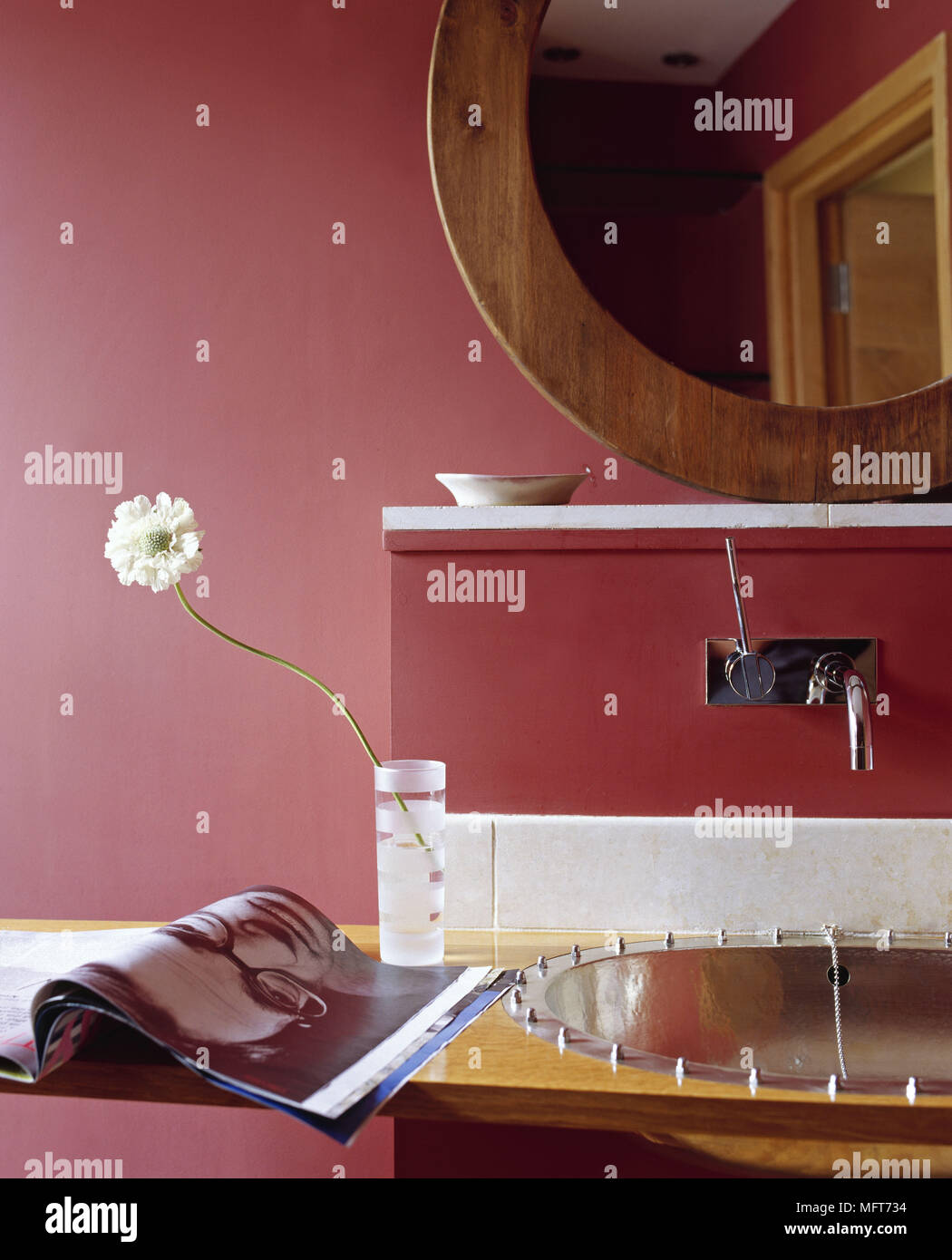 Bagno pareti rosso legno specchio incorniciato lavabo moderno chrome magazine Flower in vetro bagni interni delle piastrelle di ceramica piastrellate intorno al lavandino ciotola sul ripiano h Foto Stock
