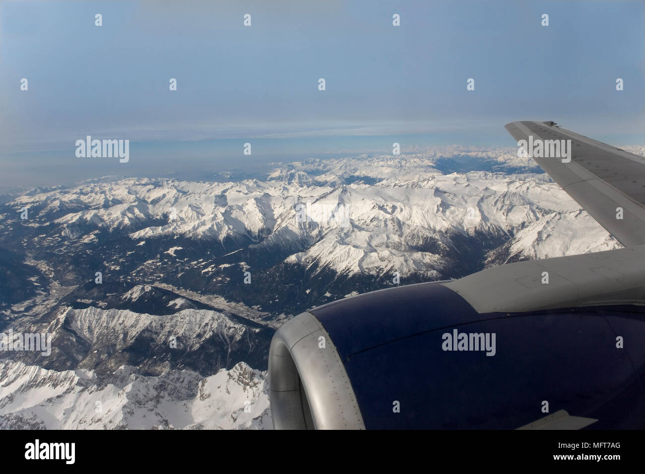 Alpi coperte di neve dall'aria: ala e visibile del motore Foto Stock